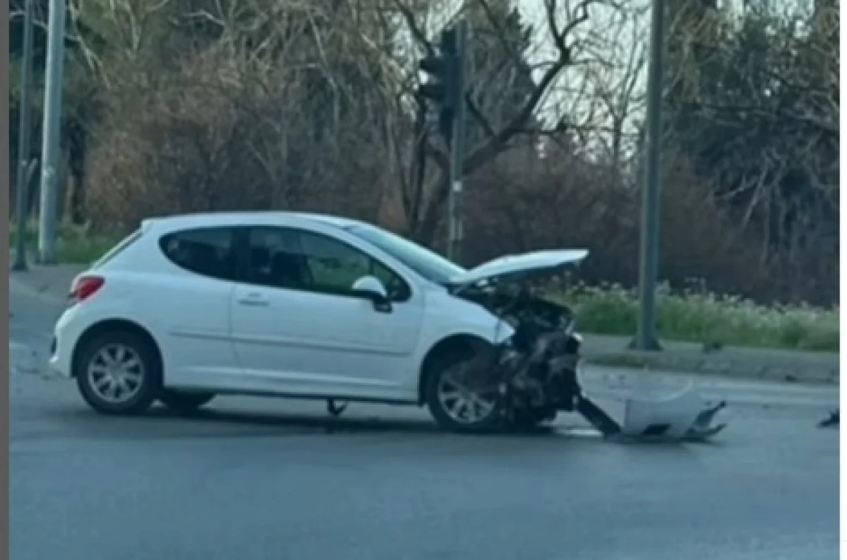 (VIDEO) Sudar dva automobila kod Vezirovog mosta