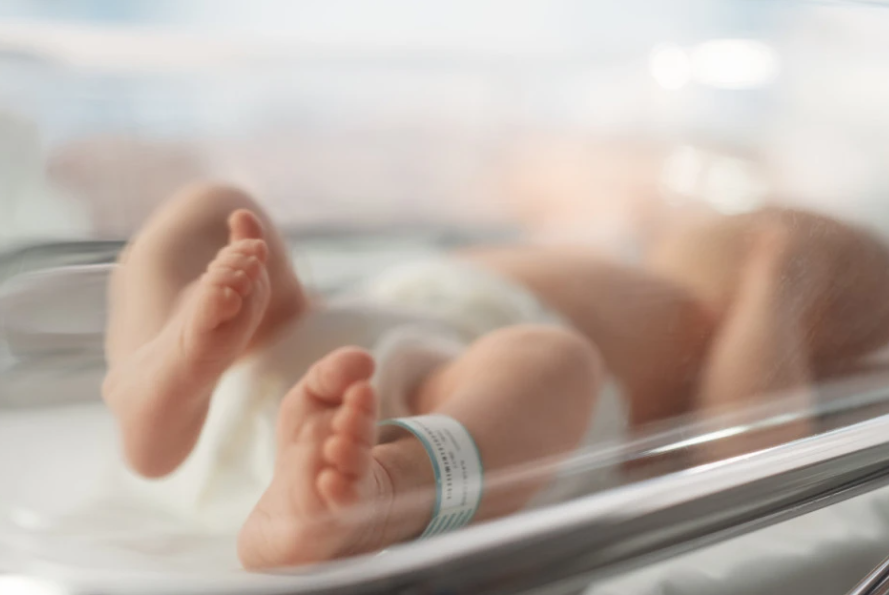 Užas u RS: Majka pokušala ugušiti bebu jastukom