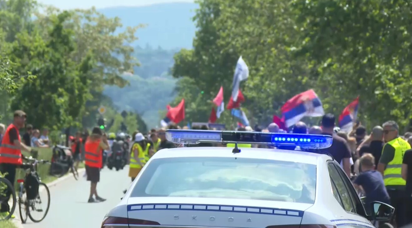 Novi Sad: Vozač pokušao autom da prođe kroz kolonu tokom protestne šetnje