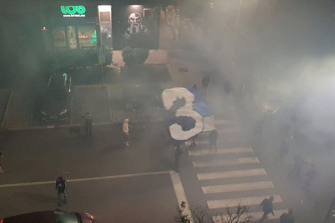 “Varvari” bakljadom proslavili završetak murala u ulici Ivana Vujoševića (FOTO/VIDEO)