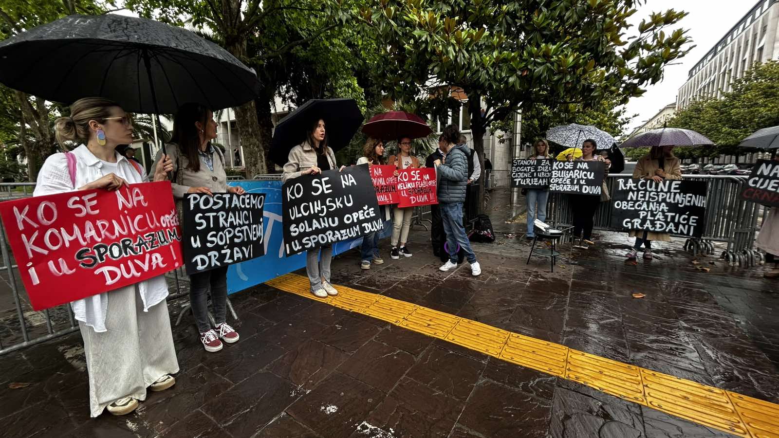 Sa današnjeg protesta ispred Skupštine(Photo: Portal ETV/Duško Mihailović)