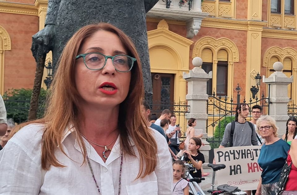 Ukinut pritvor Mariji Vasić i još dvojici aktivista: Određena im mjera zabrane napuštanja stana uz nanogicu