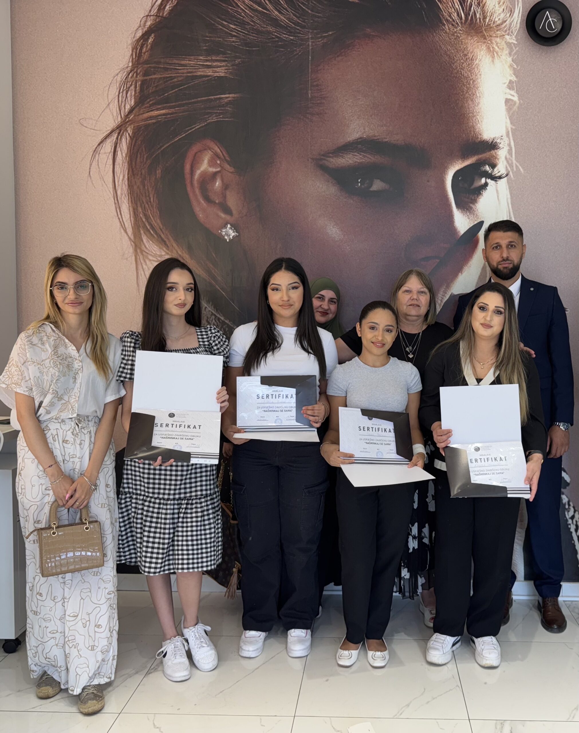 NVO “Mladi Romi Podgorice”: Pet žena završilo obuku „Našminkaj se sama“, četvoro korisnika dobilo podršku za vozački ispit