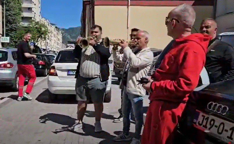 (VIDEO) Mostarac proslavio razvod braka uz trubače i burek