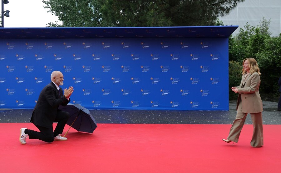 (VIDEO) Edi Rama opet na koljenima pred Đorđom Meloni