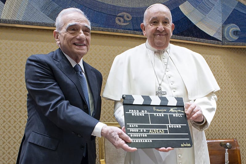 U filmu pod naslovom “Aldeas-Nova priča” biće prikazani razgovori Skorsezea i pape, kao i rad neprofitne međunarodne organizacije Scholas Occurrentes koju je papa osnovao u cilju promocije kulture među mladima, prenio je AP.
Dio rada te organizacije uključuje snimanje filmova u okviru inicijative Aldeas.
Dokumentarac prikazuje mlade u Indoneziji, Gambiji i Italiji koji učestvuju u programu Aldeas i snimaju kratke filmove.
Prije smrti papa je nazvao Aldeas “izuzetno poetičnim i konstruktivnim projektom koji zadire u korijene ljudskog života, društvenosti, konflikata, u suštinu životnog putovanja”.
Papa i Skorseze su se sretali u mnogo navrata, podsjetio je AP.
Još nije objavljen datum kada će dokumentarac biti prikazan.
Papa Franjo preminuo je 21. aprila, a konklava za izbor njegovog nasljednika trebalo bi da počne 7. maja.