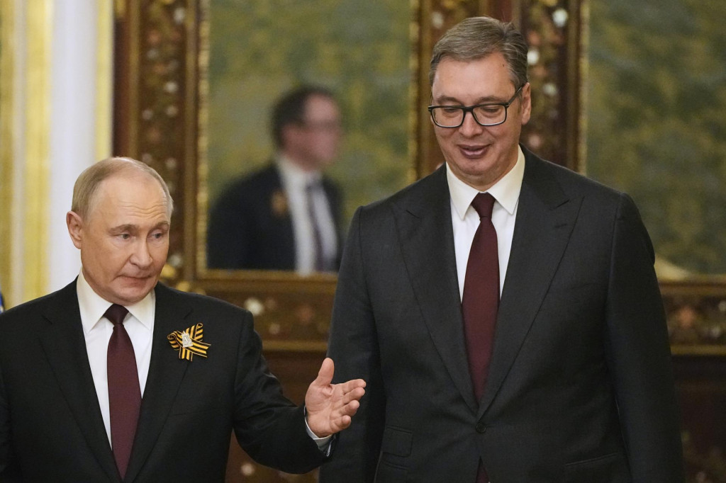 Vučić dobio od Putina sat, pušku, knjigu i vino