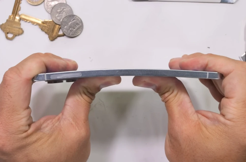 (VIDEO) Savijen do krajnjih granica: Najtanji Samsung na testu izdržljivosti