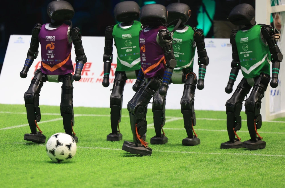 (FOTO/VIDEO) Kineski roboti pokazali kako se igra fudbal