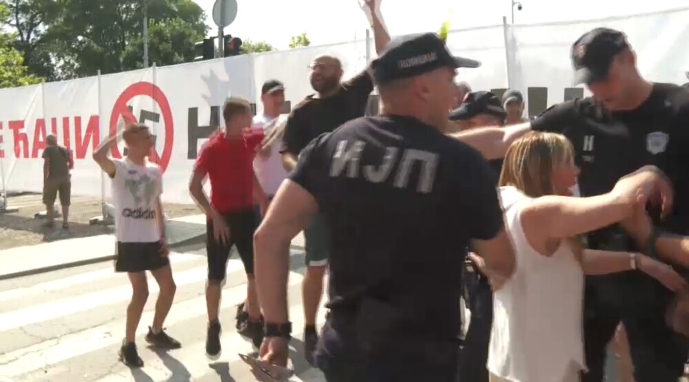 Srbija: Policija podnijela prekršajnu prijavu protiv poslanice, perorezom isjekla transparent “Bolje ćaci nego naci”