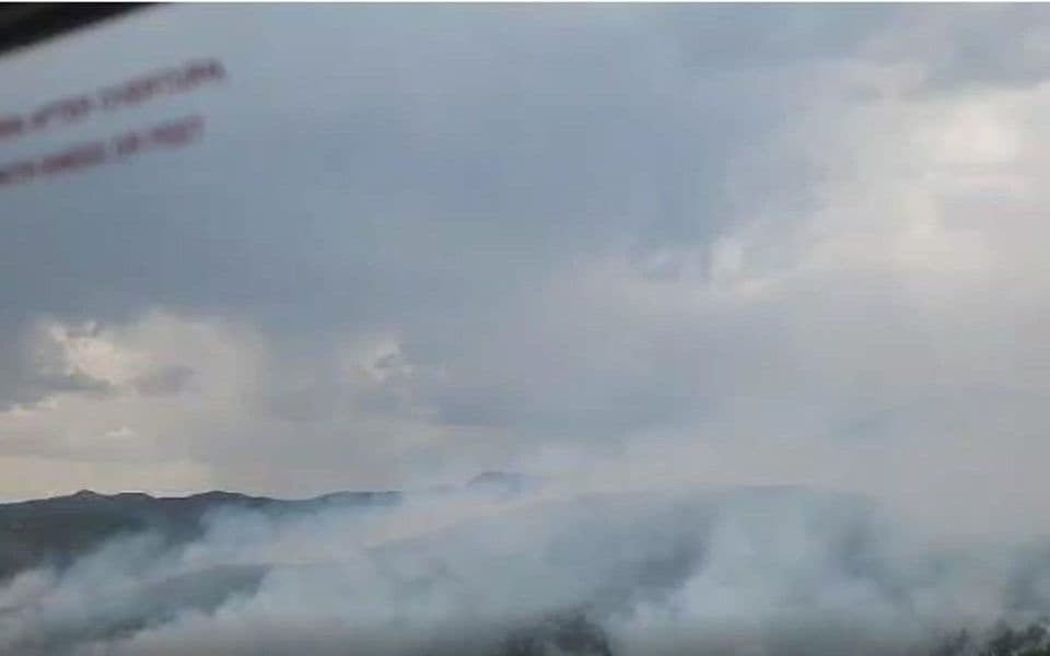 Požar većih razmjera kod Nikšića, vatrogascima u pomoć stigla i Aviohelikopterska jedinica