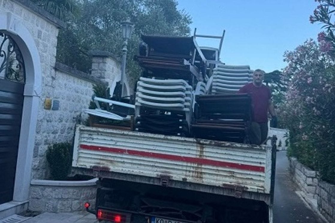 Akcija „Ponta“: Uklanjaće nelegalno postavljen plažni mobilijar u Kotoru