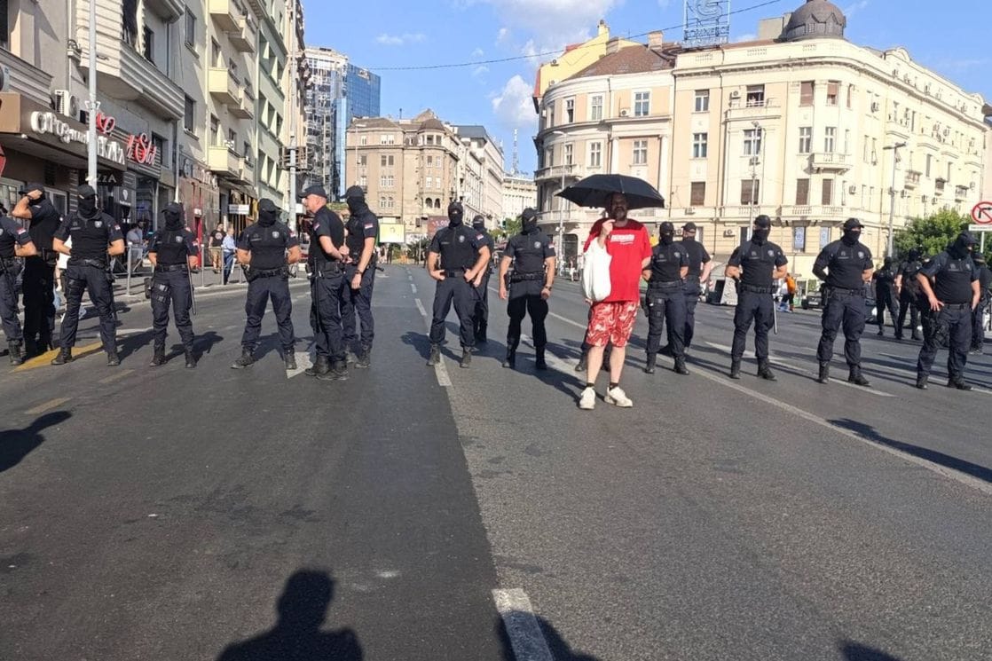 Sve veći broj blokiranih ulica u Beogradu: Stigla i nova ekipa interventne jedinice, potiskuju građane ka Brankovom mostu