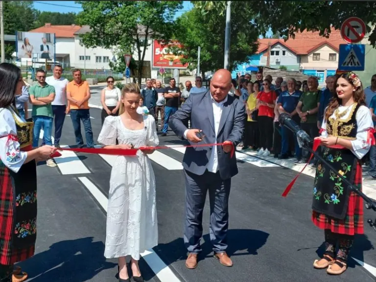 Vraneš svečano otvorio prvi kružni tok u Pljevljima, folklorašice u narodnoj nošnji Srbije