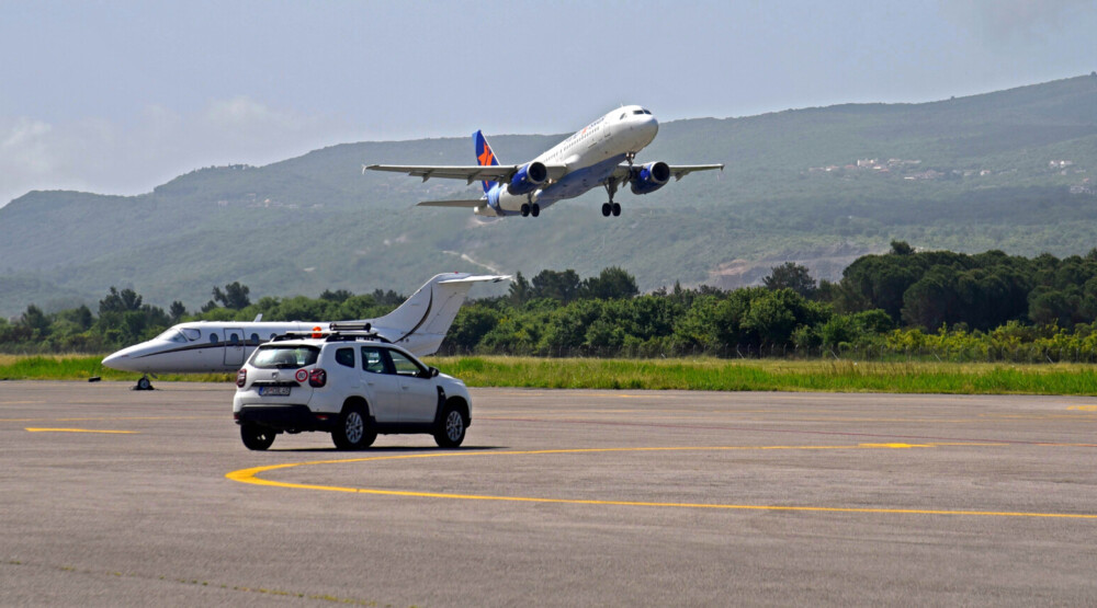 Dojava o bombi u avionu na Aerodromu Tivat: Putnici evakuisani