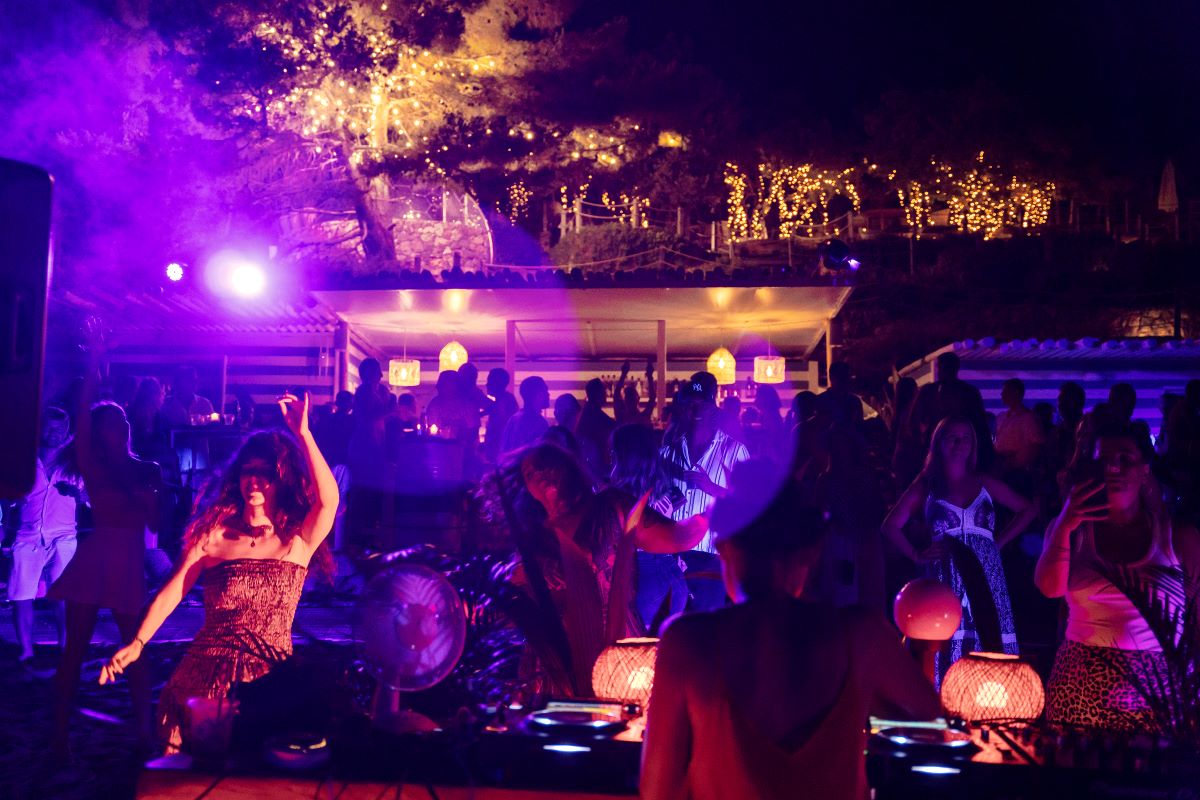DJ Kurd maverick nastupa u LuŠtica bay-U – Zabava na plaži u noći punog mjeseca u srijedu 11. juna