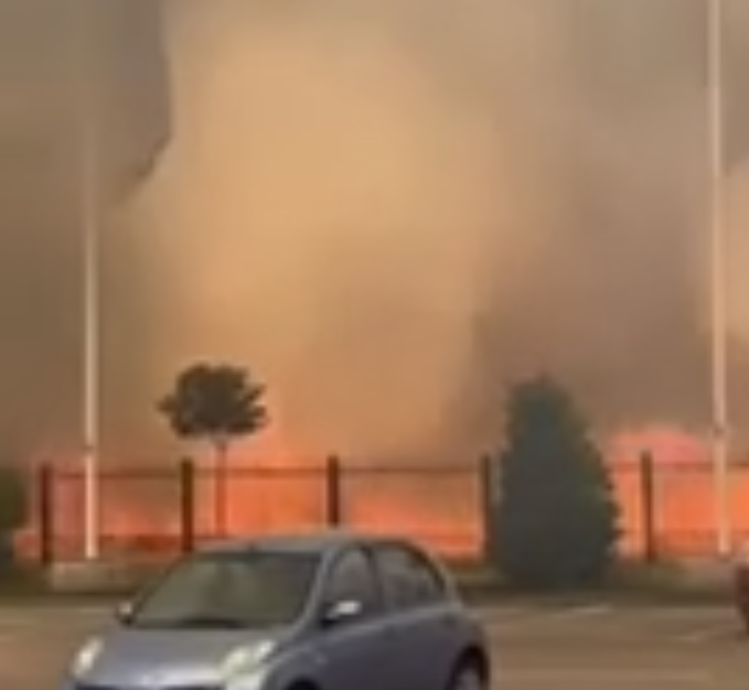 FOTO/ VIDEO Veliki požari na više lokacija u Podgorici: Izgorjeli automobili, vatrogasci uspjeli da odbrane kuće