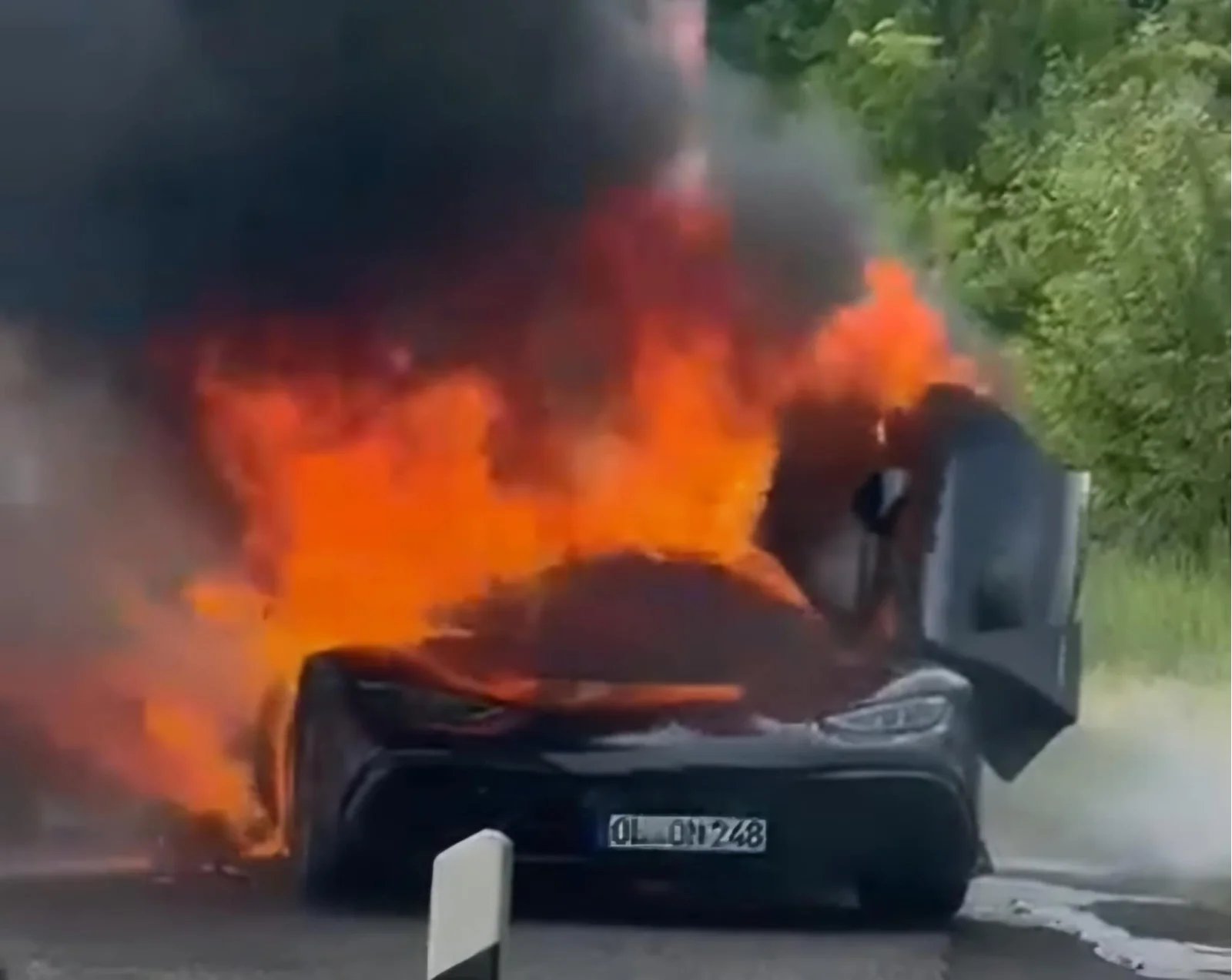 Vatra progutala Mercedes od dva miliona eura