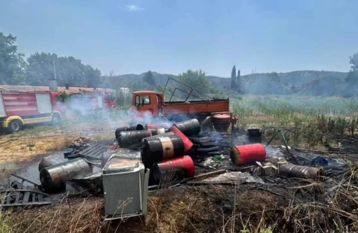 Bar: Gorele bačve, požar pratile eksplozije
