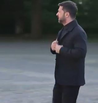 (VIDEO) Zelenski obukao odijelo iako je rekao da će ga nositi tek kad se rat završi