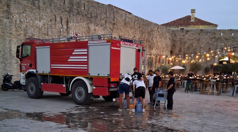 Budva: U Starom gradu građanima dijele vodu, ekipe rade na sanaciji kvara