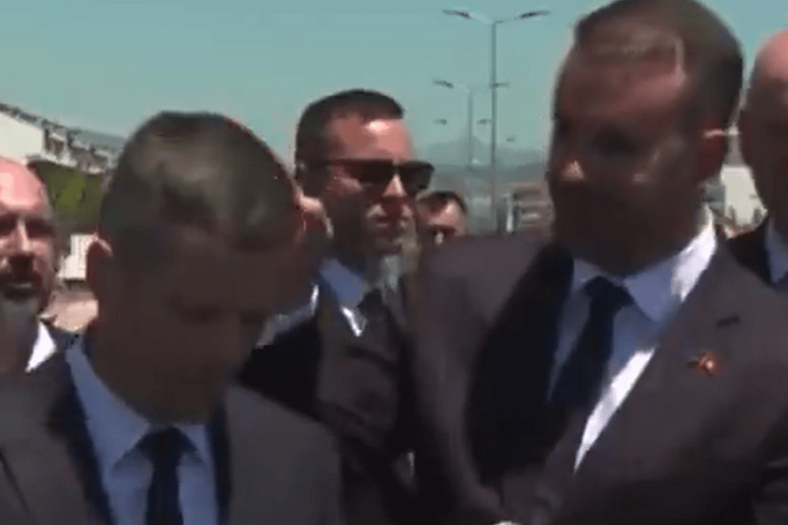 Mujović htio da odgovori na pitanje o incidentu, ali Spajić upao u riječ: “Imamo sad obaveza” (VIDEO)
