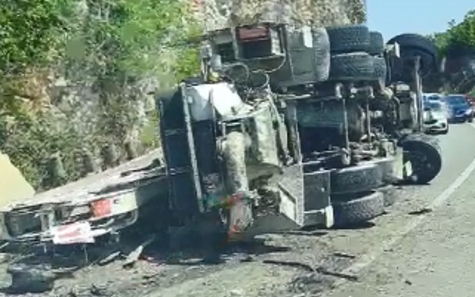 Prevrnuo se kamion na obilaznici oko Nikšića, povrijeđen vozač