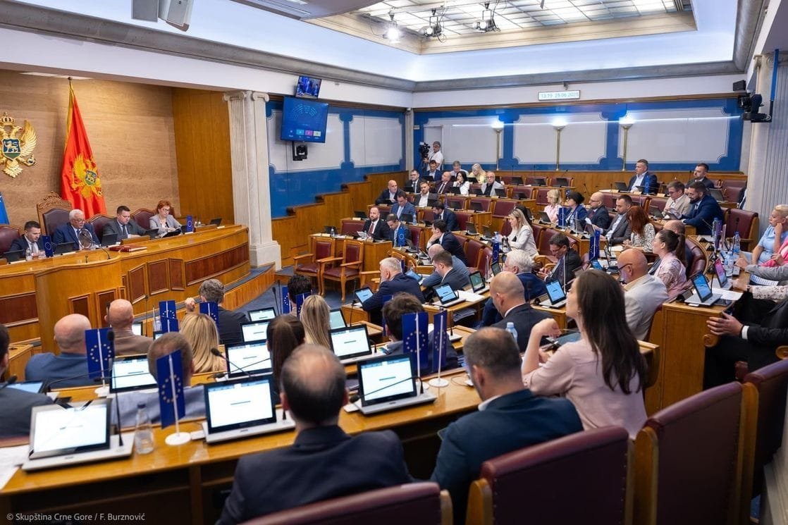Poslanici izglasali više od deset zakona i potvrdili nekoliko međunarodnih konvencija