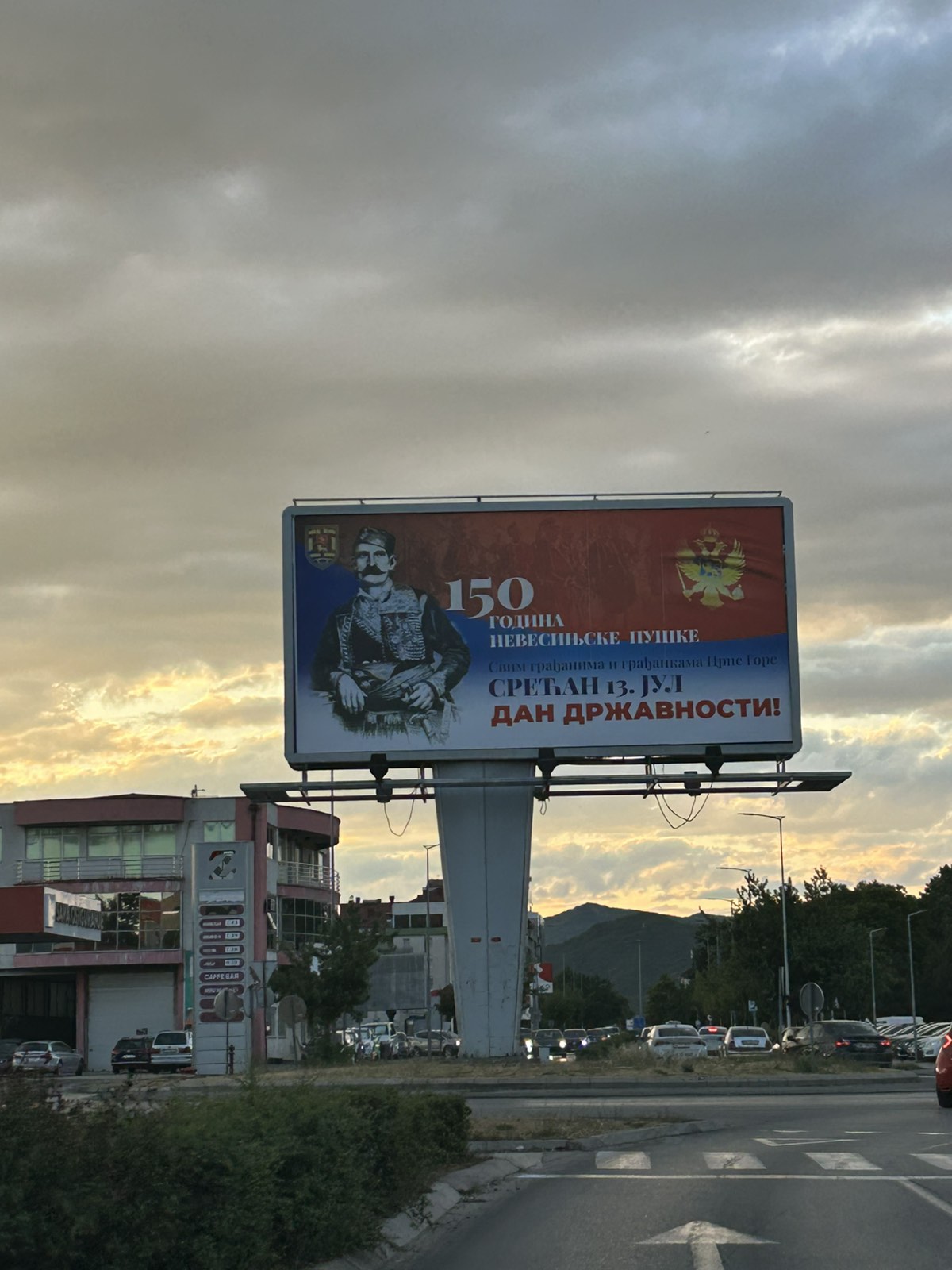 Bilbord u Nikšiću: Dan državnosti Crne Gore čestitan uz simboliku Nevesinjske puške i srpsku trobojku