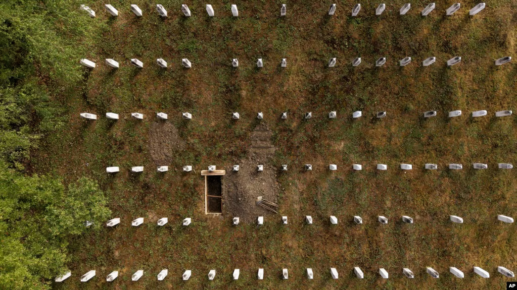 Mezarje u Potočarima, Srebrenica, 10. juli 2025. (Foto: AP)
