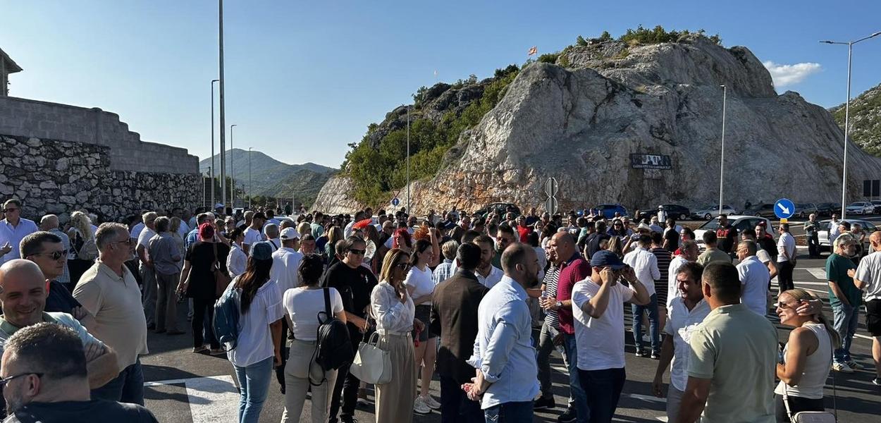 Protest na Kruševom Ždrijelu: Građani i poslanici DPS-a uz porodice žrtava