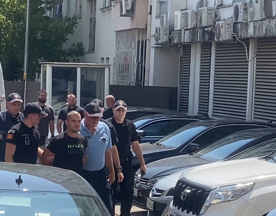 Ubica u Milačića ispalio hitac, pa nastavio da puca prema njegovom stolu