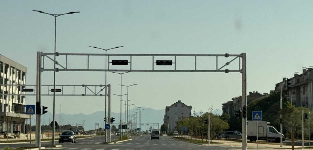 (FOTO) Semafori na Bulevaru Veljka Vlahovića još ne rade