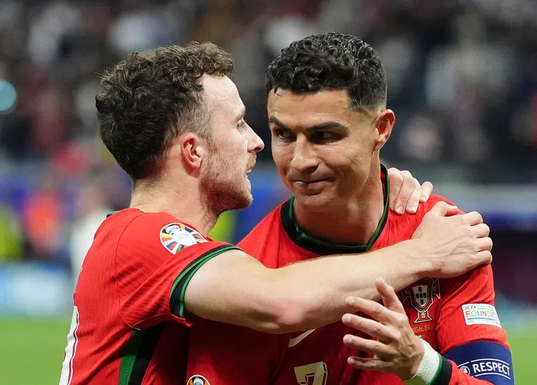 Diogo Žota i Kristijano Ronaldo (Foto: KAI SCHWOERER / imago sportfotodienst / Profimedia)