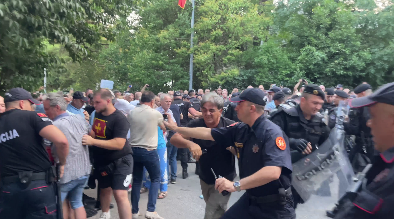 Ko je starješina policije koji je sinoć ciljano građane isprskao biber sprejom?