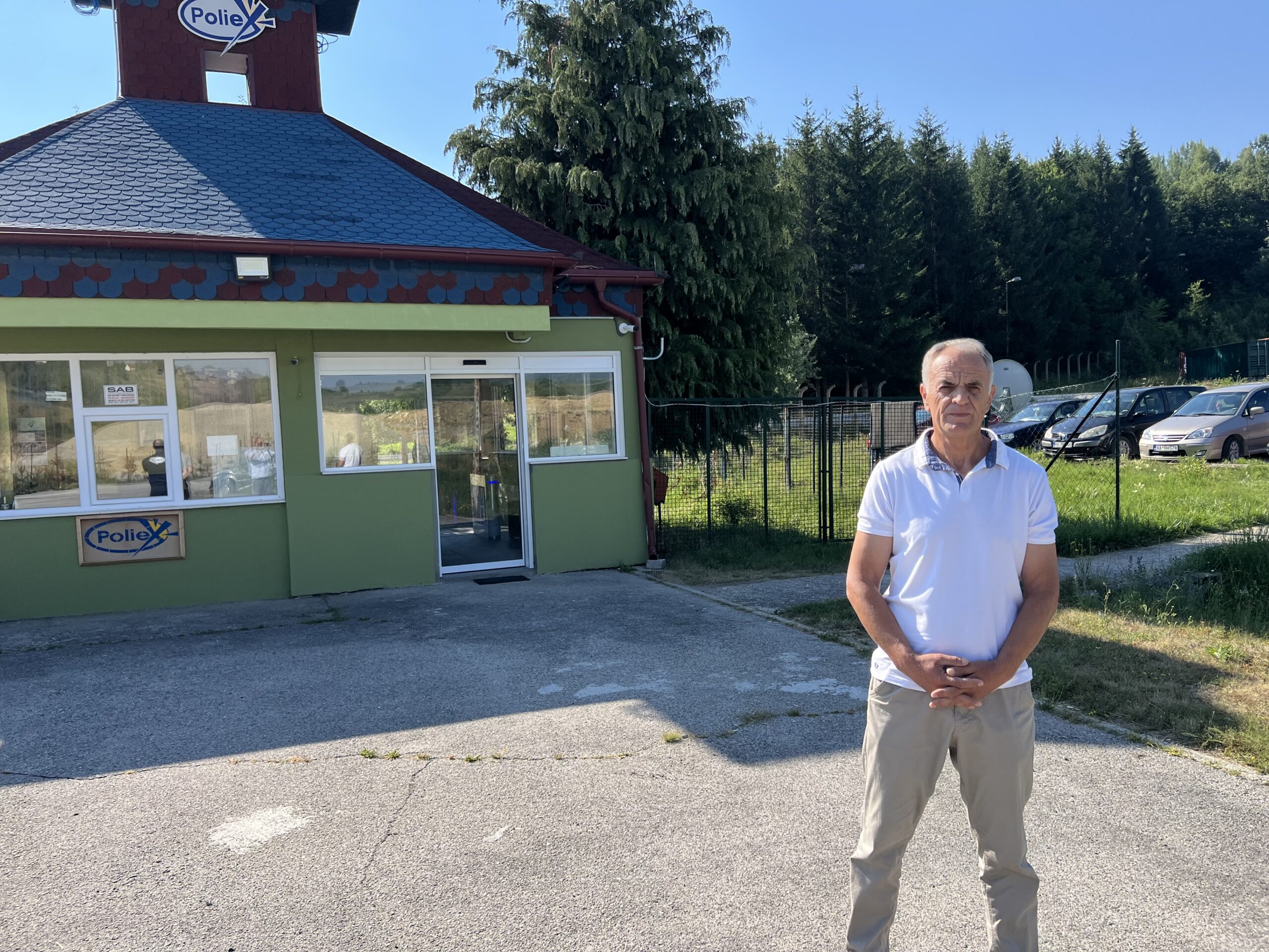 Vesko Božović započeo štrajk ispred fabrike Poliex, Foto: Standard