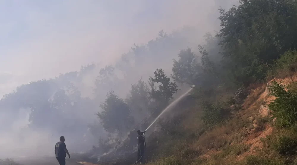 Požar na Obzovici, vatrogasci na terenu