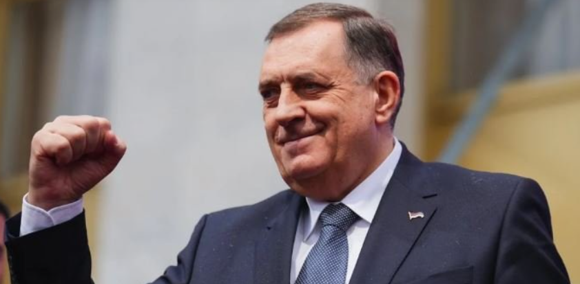 Dodik zapjevao nakon što mu je ukinut pritvor