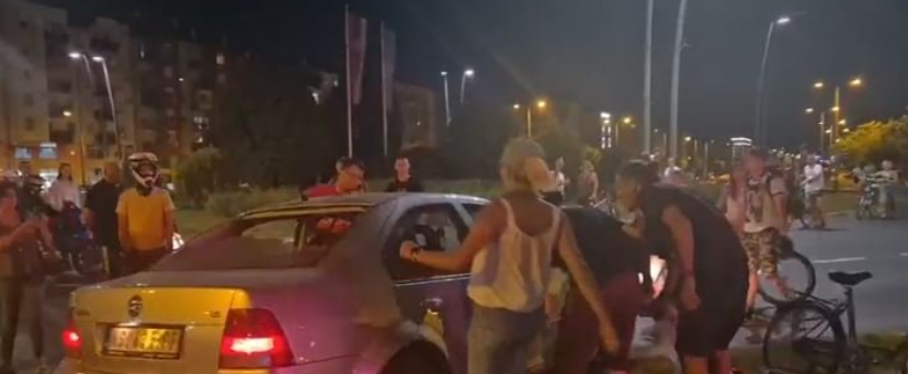 Novi Sad: Pokušao da probije blokadu, polomili mu zadnje staklo
