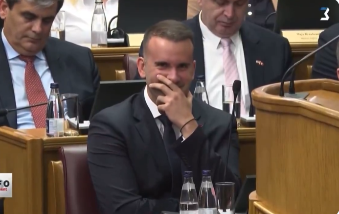 Čemu se Spajić smijao u Skupštini?