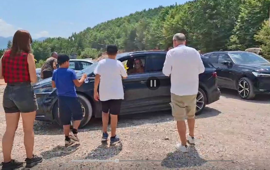 Mještani Brezana dijelili turistima cvijeće i vodu: Brane selo i spremaju tužbe EBRD-u i Evropskom javnom tužilaštvu