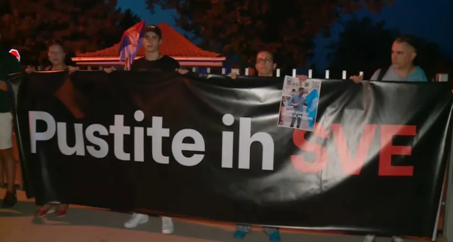 Protestna okupljanja u više gradova u Srbiji: Novosađani ispred zatvora na Klisi – Pustite ih sve