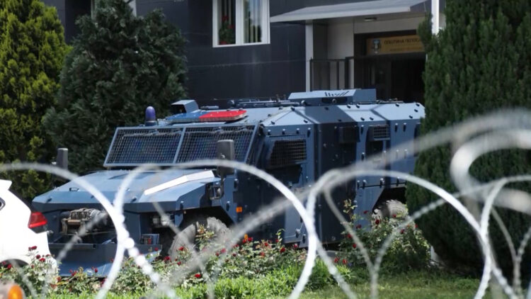 Kosovska policija: Sumnjiva smrt u Zvečanu, starija osoba pronađena mrtva na ogradi