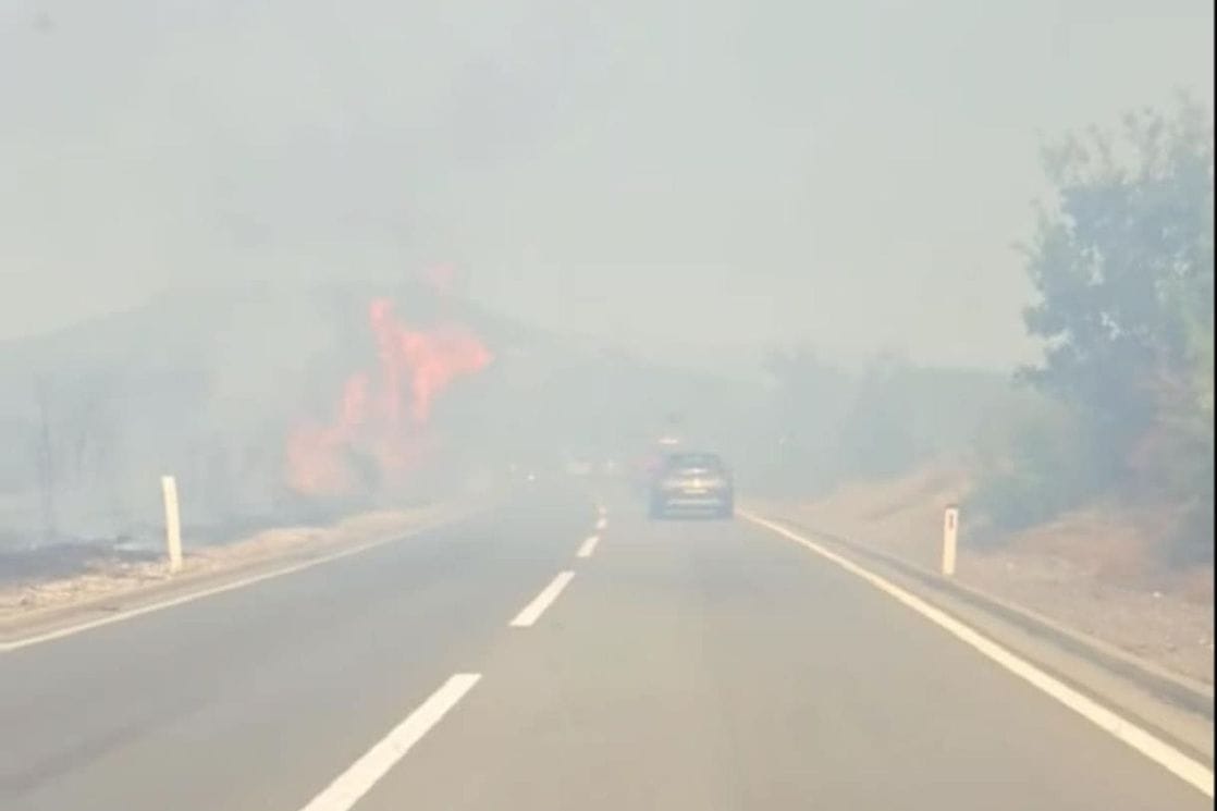 Vatrogasci u Kokotima brane kuće i benzinsku pumpu