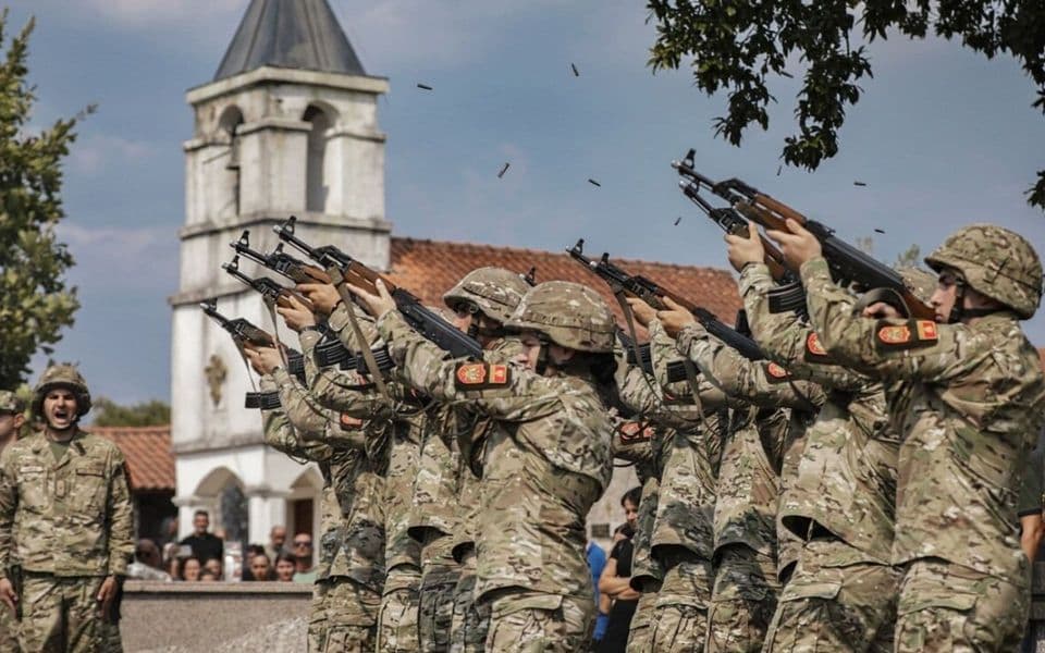 Sahranjen Dejan Božović, Vojska se oprostila uz počasnu paljbu