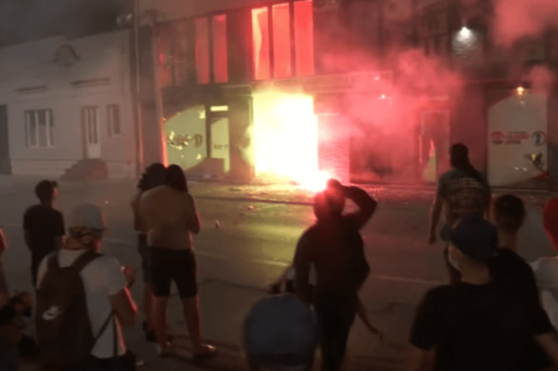 Još jedna haotična noć u Srbiji: U Valjevu zapaljene prostorije SNS-a (VIDEO)