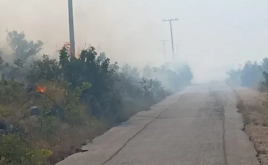 Požar u Neumu: Vatra se približila kućama, saobraćaj u prekidu