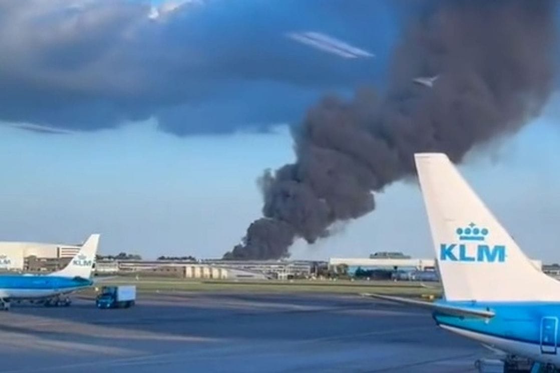 (VIDEO) Veliki požar buknuo u blizu aerodroma u Amsterdamu