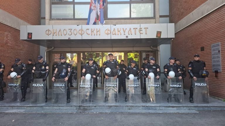 Novi Sad: Studenti traže da se policija do 22 sata povuče sa Filozofskog fakulteta