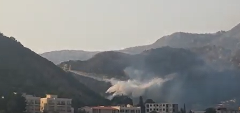 (VIDEO) Požar iznad Čanja i Buljarice gasi italijanski kanader